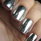 Glamoureuze metallic spiegelende nagellak uit 2023