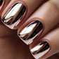 Glamoureuze metallic spiegelende nagellak uit 2023