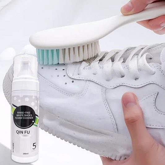 Schuimreiniger voor witte schoenen die niet hoeft te worden uitgespoeld