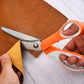 ✂️🔥 50% KORTING! Knip élke stof zonder rafelen – zigzag in één beweging. Dé schaar die naaisters, knutselaars én hobbykoks in heel Europa gebruiken!